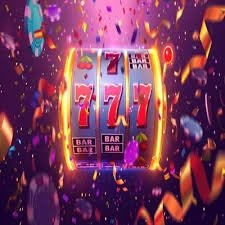 Antarmuka permainan Domino QQ di platform kodal toto dengan meja dan pemain