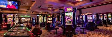 Antarmuka meja Pretty Gaming dengan dealer, kamera langsung, dan papan taruhan